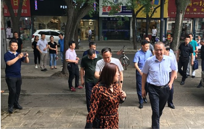 西安市副市长杨广亭一行领导参观调莲湖区虚拟(图2)